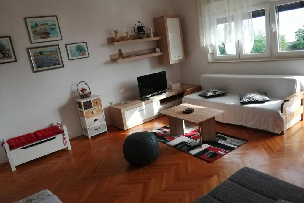 Spacious 2-Room Apartment With Beautiful Sea View ツリクヴェニツァ エクステリア 写真